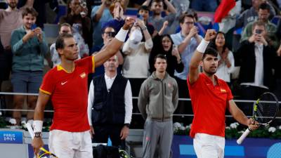 Rafa Nadal y Carlos Alcaraz celebran la victoria en su debut en los Juegos. Foto: EFE
