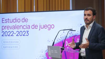 Alberto Garzón, durante la presentación de una radiografía de los juegos de azar en España. Foto: EFE/J.P. Gandul