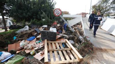 Vista unos objetos de todo tipo apilados tras la DANA del 29 de octubre, este jueves en la ciudad de Valencia. La AEMET ha bajado este jueves el aviso de fenómenos meteorológicos adversos de rojo a naranja en la zona mas afectada por la DANA de hace dieciséis días. Foto: EFE