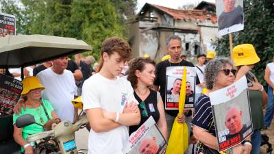 Familiares de víctimas del ataque de Hamás contra Israel, ayer en un acto en el kibutz de Beeri. foto: efe