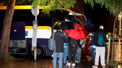 Usuarios de Tarragona camino de Sant Vicenç de Calders para coger el tren con rumbo a Barcelona. Foto: ACN