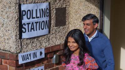 El Primer Ministro británico, Rishi Sunak y su esposa Akshata Murty se van después de votar en un colegio electoral. Foto: EFE