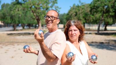 Ángel Gargallo y Sílvia Simó, del Club Bellissens, participarán en la disciplina de petanca. Foto: Alba Mariné