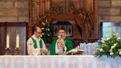 El bisbe coadjutor d’Urgell, el tivissà Josep-Lluís Serrano Pentinat, va oficiar la missa al poble de la Ribera d’Ebre. foto: Joan Revillas