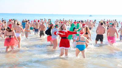 Más de 2.000 personas se bañaron en la playa de La Pineda para celebrar la llegada del 2025. Foto: A. Mariné