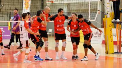 Los jugadores del SPiSP celebran un punto conseguido en su estreno. Foto: Alba Mariné