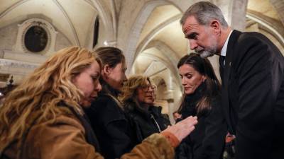 Los reyes dando el pésame a los familiares de la dana. Foto: EFE