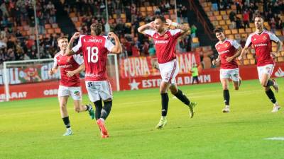 Álex Jiménez celebra señalándose su nombre y dorsal tras conseguir un golazo ante el Celta Fortuna. Foto: Joan Baseda