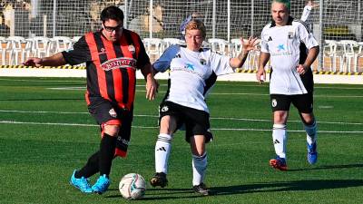 Un jugador de la Fundació Futbol Base Reus en un duelo. Foto: Alfredo González