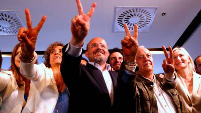 El candidato del PPC, Alejandro Fernández, hace la señal de victoria. Foto: Arnau Martínez/ACN
