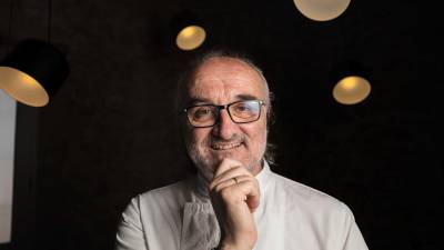 Jeroni Castell en la cocina de su restaurante ‘estrellado’ de Ulldecona. Foto: Àngel Ullate