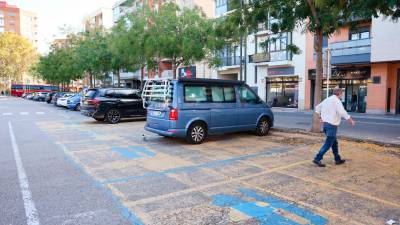 A la zona blava del Camí de Riudoms, davant de la Biblioteca Central Xavier Amorós, hi ha quatre places per a autocaravanes. FOTO: Alba Mariné