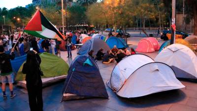 Tiendas de campaña en la plaza Universitat de Barcelona en una acampada en apoyo a Palestina para exigir la ruptura de relaciones con Israel. Foto: ACN