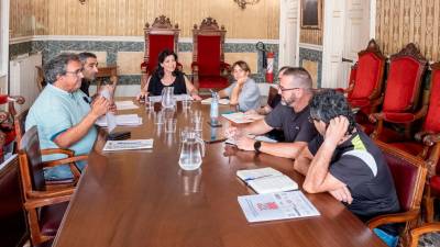 Lídia Bartra, al fondo a la derecha, durante una reunión reciente con las federaciones de vecinos de la ciudad. Foto: Cedida