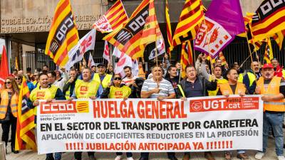 Los trabajadores del transporte manifestándose en la Plaça de la Imperial Tarraco, coincidiendo con la jornada de huelga del día 28 de octubre. Foto: Àngel Ullate