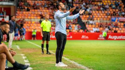 Dani Vidal dando instrucciones en la banda del Nou Estadi. Foto: Marc Bocsh