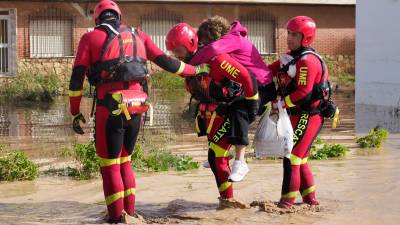 Efectivos de los cuerpos de rescate ayudando a los afectados por las inundaciones en la localidad conquense de Mira este miércoles. Foto: EFE