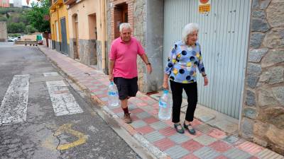 Vecinos con garrafas en Riudecanyes, en septiembre. Foto: Alba Mariné