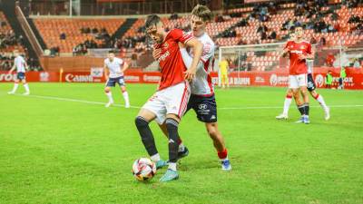 Jaume Jardí protege el cuero ante un jugador de la Cultural esta temporada. Foto: Àngel Ullate