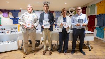 Josep Maria Rovira, Francesc Pintado, Dolors Farré i Magí Mallorquí amb exemplars de la Guia i de la revista ‘A la Carta’. FOTO: ÀNGEL ULLATE