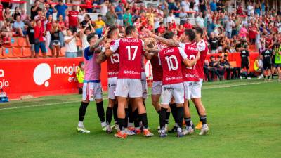 Los jugadores del Nàstic celebran el tanto conseguido ante el Sestao. Foto: Marc Bosch