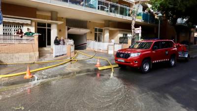 Bombers de la Generalitat achicando agua de un aparcamiento en l’Arrabassada. Foto: Marc Bosch