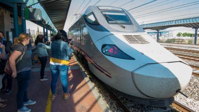 La conexión ferroviaria ha estado tres días sin servicio a causa de los daños ocasionados por la DANA en la provincia de Valencia. Foto: Joan Revillas