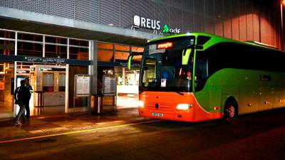 Los autobuses se han implantado dos semanas después del corte de vías por las obras de Roda. Foto: Alfredo González