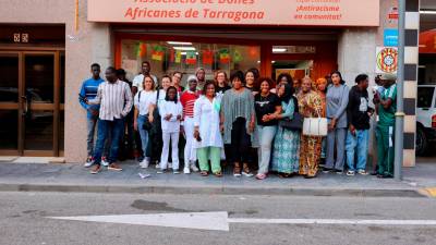 Foto de familia delante del nuevo local que quiere estar abierto a los vecinos del barrio. Foto: Àngel Ullate