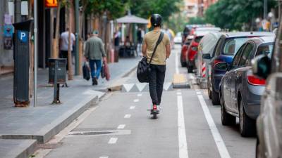 Un patinete pasando por el carril bici de la calle Pere Martell. Foto: Marc Bosch