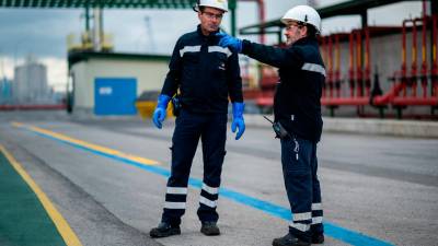 Dos operarios en la planta de Vopak Terquimsa. Foto: Cedida