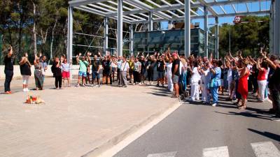 Trabajadores del centro penitenciario de Mas d’Enric con la mano alzada en la protesta para denunciar la agresión de una interna a una funcionaria. Foto: ACN