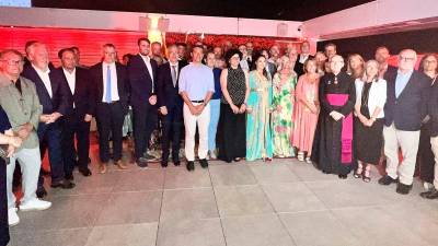 Foto de familia, con algunos de los invitados más ilustres de la noche. Foto: alfredo gonzález