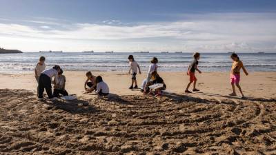 Los alumnos de la Escola del Miracle en un momento de la actividad en la playa. foto: Àngel Ullate