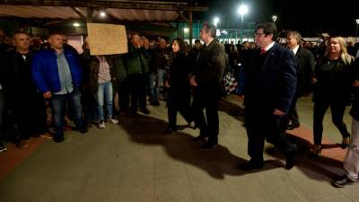 Protesta de pagesos pels robatoris d’olives, durant la inauguració. Foto: Joan Revillas