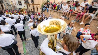 Los músicos acompañando al Àliga. foto: àngel ullate