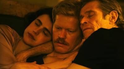 Willem Dafoe (derecha) junto a Jesse Plemons y Margaret Qualley en ‘Kind of kidness’. Foto: EFE