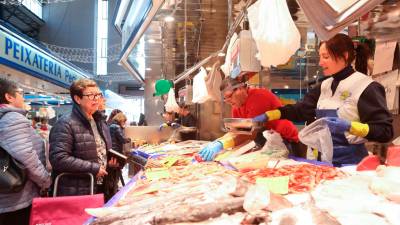 Clientes en las pescaderías del Mercat Central de Tarragona. Foto: Alfredo González