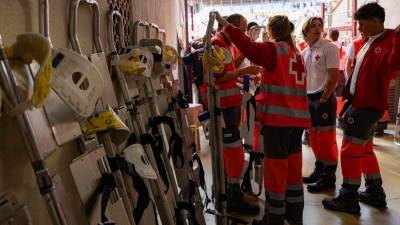 Creu Roja tenía trabajando a 70 personas, eran los responsables de los traslados. Foto: Àngel Ullate