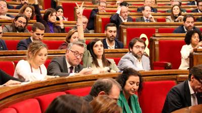 El grupo parlamentario del PSC absteniéndose en la votación. Foto: ACN