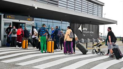 Viatgers arribant a l’Aeroport de Reus. Foto: Alfredo González