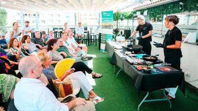 El acto ha consistido en un showcooking con pescado de proximidad en la terraza del Club Nàutic. Foto: Alba Mariné