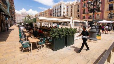 Terrazas en la Plaça de la Font. Foto: Àngel Ullate/DT