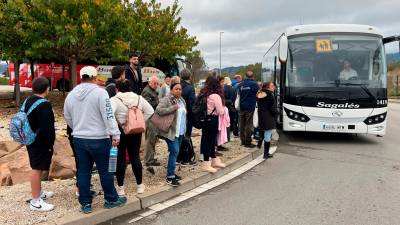 Pasajeros afectados por el incendio en la R3 esperando para tomar un autobús. Foto: ACN