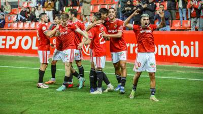 Los jugadores del Nàstic celebran un tanto conseguido esta temporada en el Nou Estadi. foto: àngel ullate