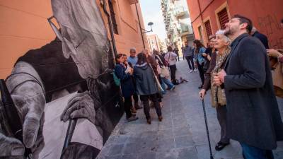 L’alcalde de Tarragona, i la filla d’Abelló, aquest matí, contemplant el mural. FOTO: Marc Bosch