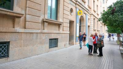 El aspecto que muestra el exterior del edificio de Correos en el número 12 de la plaza de la Llibertat. Foto: Alba Mariné