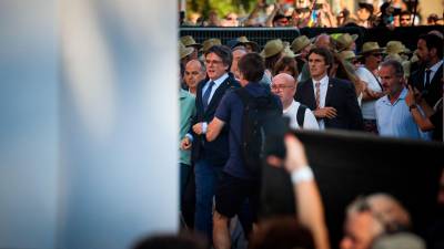 El expresidente Carles Puigdemont, seguido de su abogado, Gonzalo Boye, llegando al escenario de Lluís Companys. Foto: ACN