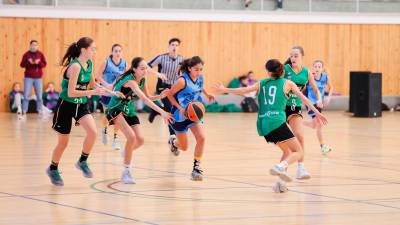 Una jugadora de la Sección Deportiva El Pilar ante la defensa del Joventut de Badalona. Foto: Alba Mariné