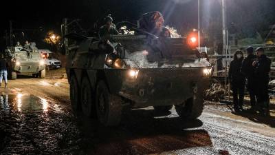 Vehículos militares circulan anoche por las calles de Paiporta. Foto: EFE